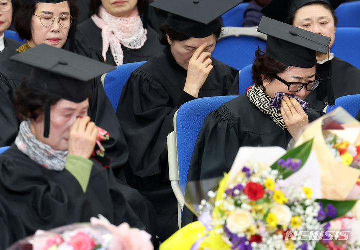 [부산=뉴시스] 하경민 기자 = 2일 부산 사하구 은항교회에서 열린 부산 부경보건고등학교와 병설 부경중학교 졸업식에 참석한 만학도 졸업생들이 눈물을 닦고 있다. 이날 졸업식에는 배움의 끈을 놓쳤던 40~80대 늦깎이 중·고교생 418명(중학교 21회 202명, 고등학교 22회 216명)이 꿈에 그리던 졸업장을 품에 안았다. 2024.02.02. yulnetphoto@newsis.com