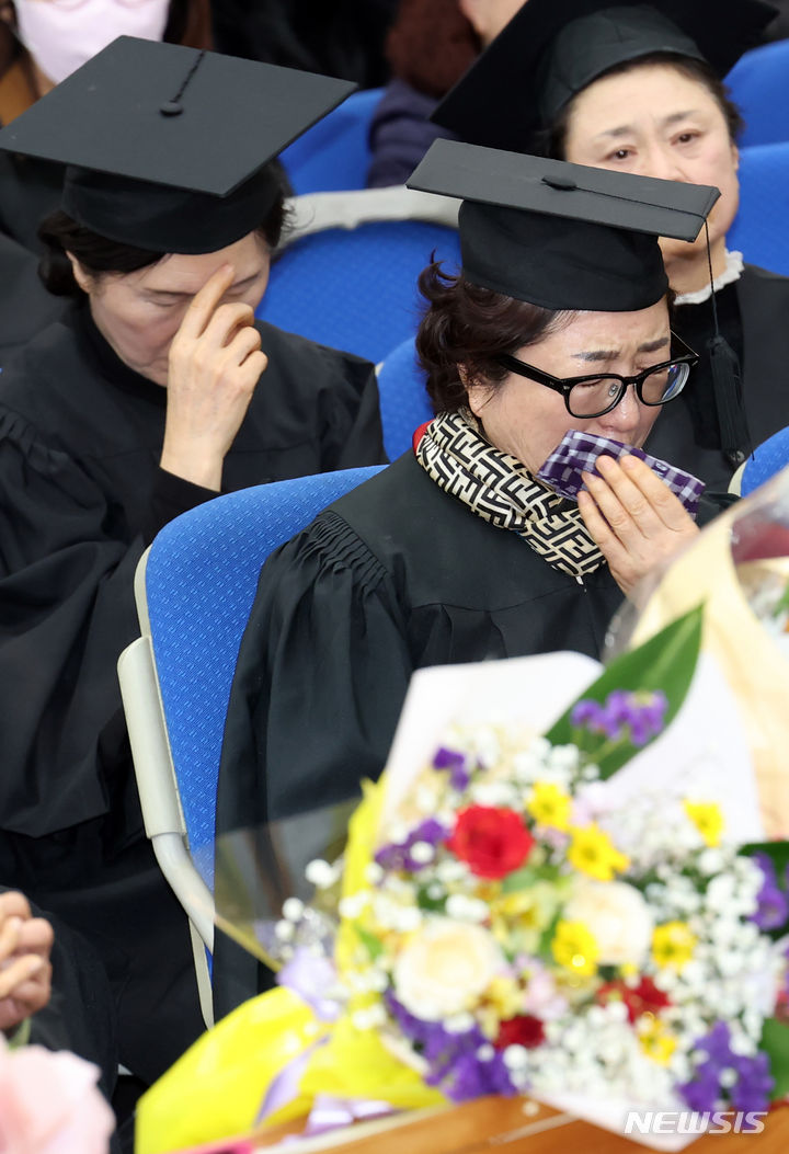 [부산=뉴시스] 하경민 기자 = 2일 부산 사하구 은항교회에서 열린 부산 부경보건고등학교와 병설 부경중학교 졸업식에 참석한 만학도 졸업생들이 눈물을 닦고 있다. 이날 졸업식에는 배움의 끈을 놓쳤던 40~80대 늦깎이 중·고교생 418명(중학교 21회 202명, 고등학교 22회 216명)이 꿈에 그리던 졸업장을 품에 안았다. 2024.02.02. yulnetphoto@newsis.com