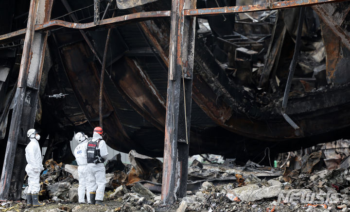 [문경=뉴시스] 이무열 기자 = 2일 오전 소방관 2명이 순직한 경북 문경시 신기동 육가공업체 화재 현장에서 국과수 관계자가 드론으로 현장을 확인하고 있다. 2024.02.02. lmy@newsis.com