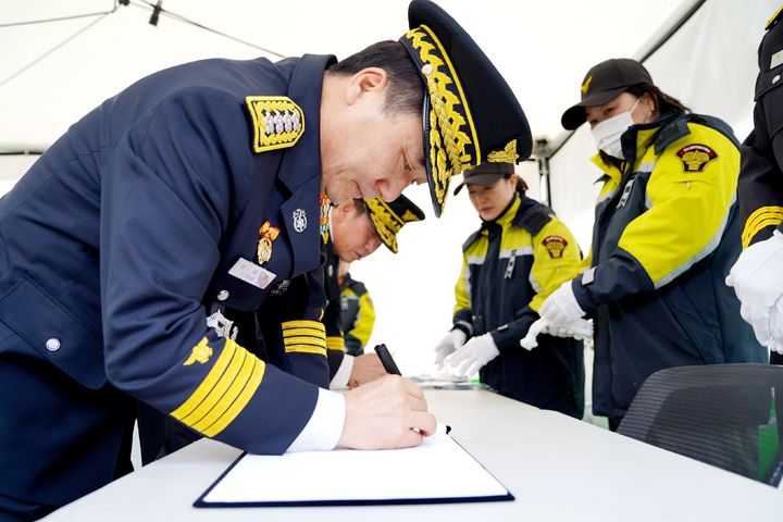 [서울=뉴시스] 남화영 소방청장이 2일 세종시 소방청 야외에 마련된 故 김수광 소방장, 故 박수훈 소방교의 분향소를 찾아 분향한 뒤 방명록을 작성하고 있다. (사진=소방청 제공) 2024.02.02. photo@newsis.com *재판매 및 DB 금지