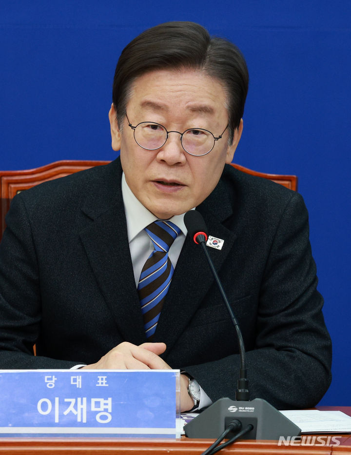 [서울=뉴시스] 고범준 기자 = 이재명 더불어민주당 대표가 2일 오후 서울 여의도 국회에서 열린 한반도위기관리TF 1차 전체회의에서 발언하고 있다. 2024.02.02. bjko@newsis.com