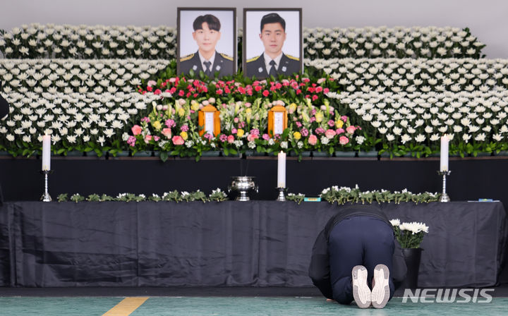 [문경=뉴시스] 이무열 기자 = 2일 경북 문경소방서에 마련된 고(故) 김수광(27) 소방장과 박수훈(35) 소방교의 분향소에서 한 시민이 절을 하고 있다. 2024.02.02. lmy@newsis.com