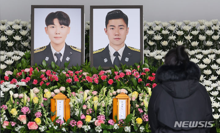 [문경=뉴시스] 이무열 기자 = 2일 경북 문경소방서에 마련된 고(故) 김수광(27) 소방장과 박수훈(35) 소방교의 분향소에서 한 시민이 추모하고 있다. 2024.02.02. lmy@newsis.com