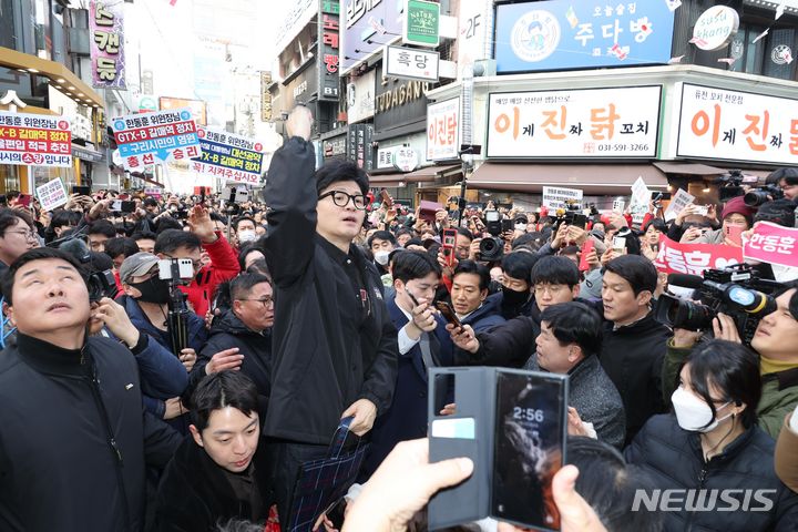 [구리=뉴시스] 권창회 기자 = 한동훈 국민의힘 비상대책위원장이 2일 경기도 구리전통시장을 찾아 시민들과 인사하고 있다. (공동취재) 2024.02.02. photo@newsis.com