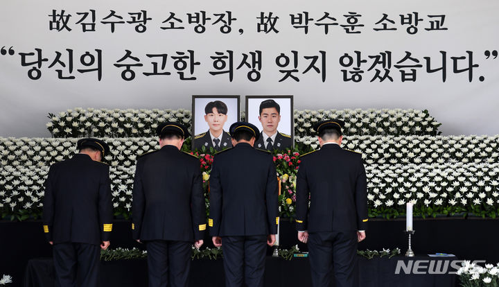 [문경=뉴시스] 이무열 기자 = 지난 2월2일 경북 문경소방서에 마련된 고(故) 김수광(27) 소방장과 박수훈(35) 소방교의 분향소에서 소방관들이 추모하고 있다. 2024.02.02. lmy@newsis.com