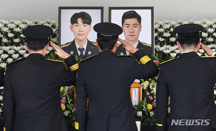 [문경=뉴시스] 이무열 기자 = 지난 2일 경북 문경소방서에 마련된 고(故) 김수광(27) 소방장과 박수훈(35) 소방교의 분향소에서 소방관들이 추모하고 있다. 2024.02.02. lmy@newsis.com