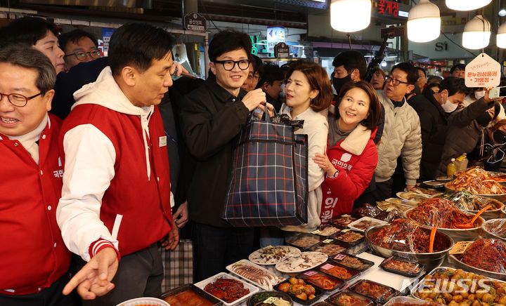 [구리=뉴시스] 권창회 기자 = 한동훈 국민의힘 비상대책위원장이 설 명절을 앞둔 2일 오후 경기도 구리시 구리전통시장을 찾아 장을 보고 있다. (공동취재) 2024.02.02. photo@newsis.com