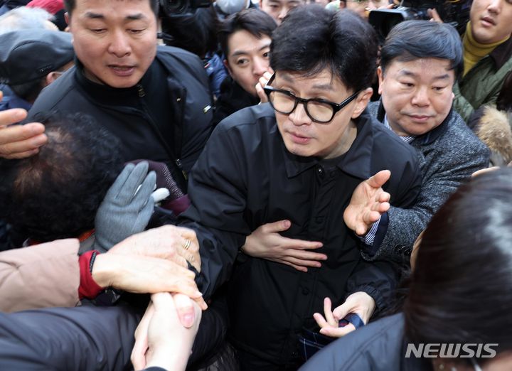 [구리=뉴시스] 권창회 기자 = 한동훈 국민의힘 비상대책위원장이 설 명절을 앞둔 2일 오후 경기도 구리시 구리전통시장을 찾아 시민과 인사하고 있다. (공동취재) 2024.02.02. photo@newsis.com