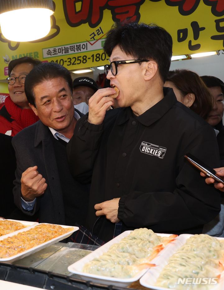 [구리=뉴시스] 권창회 기자 = 한동훈 국민의힘 비상대책위원장이 설 명절을 앞둔 2일 오후 경기도 구리시 구리전통시장을 찾아 만두를 시식하고 있다. (공동취재) 2024.02.02. photo@newsis.com