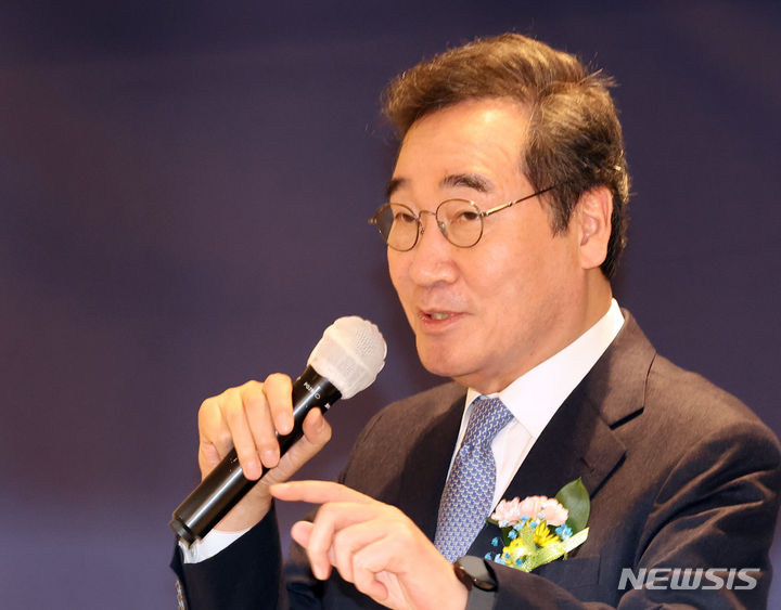 [인천=뉴시스] 전진환 기자 = 이낙연 새로운미래 인재영입위원장이 2일 오후 인천 계양구의 한 호텔에서 열린 인천시당 창당대회에서 축사를 하고 있다. 2024.02.02. amin2@newsis.com