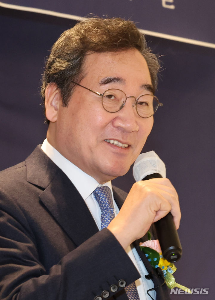 [인천=뉴시스] 전진환 기자 = 이낙연 새로운미래 인재영입위원장이 2일 오후 인천 계양구의 한 호텔에서 열린 인천시당 창당대회에서 축사를 하고 있다. 2024.02.02. amin2@newsis.com