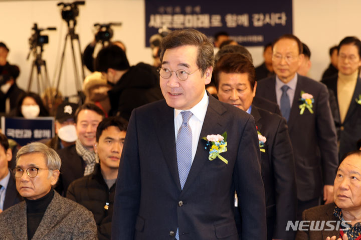 [인천=뉴시스] 전진환 기자 = 이낙연 새로운미래 인재영입위원장이 2일 오후 인천 계양구의 한 호텔에서 열린 인천시당 창당대회에 입장하고 있다. 2024.02.02. amin2@newsis.com