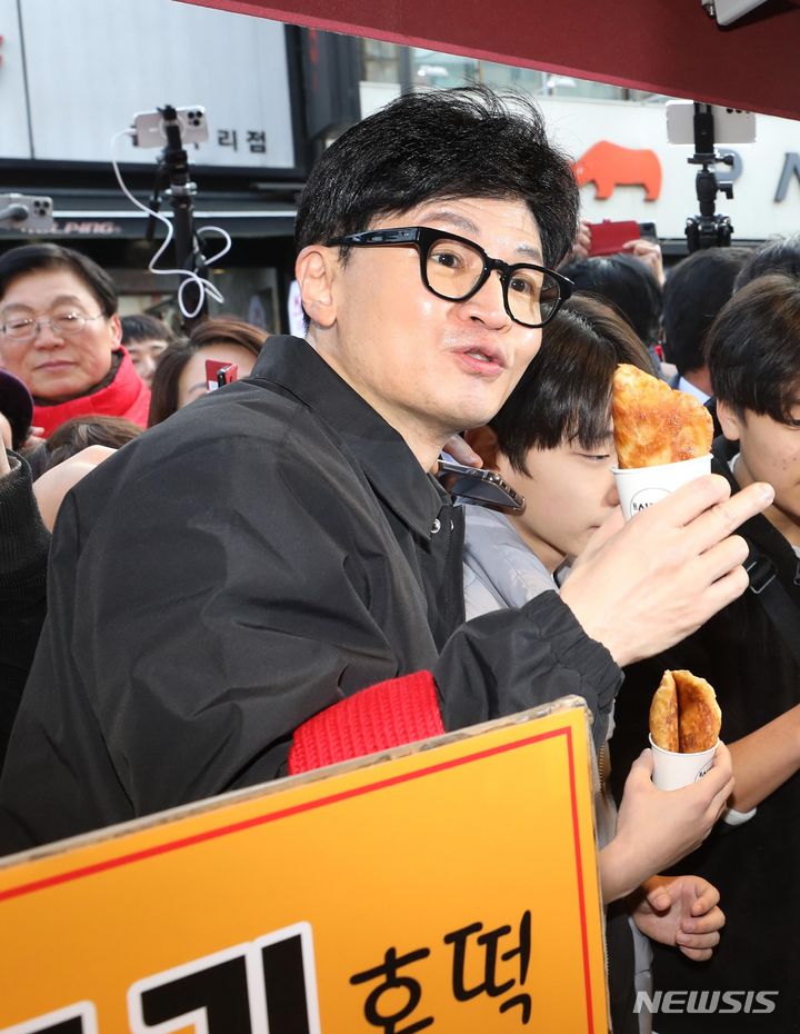 [구리=뉴시스] 권창회 기자 = 한동훈 국민의힘 비상대책위원장이 2일 오후 경기도 구리시 구리전통시장을 방문해 상인과 대화하고 있다. (공동취재) 2024.02.02. photo@newsis.com