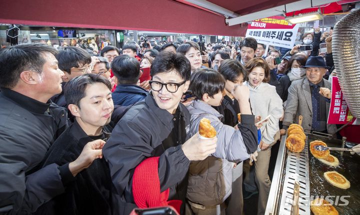 [구리=뉴시스] 권창회 기자 = 한동훈 국민의힘 비상대책위원장이 2일 오후 경기도 구리시 구리전통시장을 방문해 상인과 대화하고 있다. (공동취재) 2024.02.02. photo@newsis.com