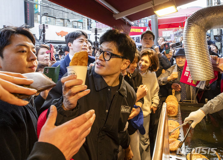 [구리=뉴시스] 권창회 기자 = 한동훈 국민의힘 비상대책위원장이 2일 오후 경기도 구리시 구리전통시장을 방문해 상인과 대화하고 있다. (공동취재) 2024.02.02. photo@newsis.com
