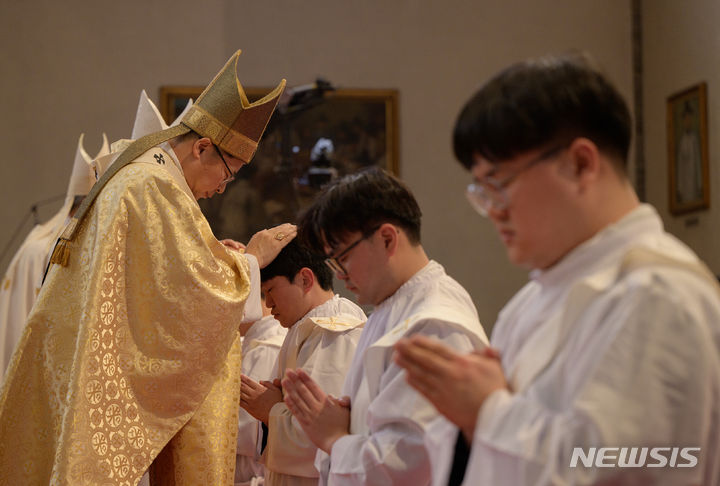 [서울=뉴시스] 사진공동취재단 = 2일 서울 중구 명동대성당에서 열린 ‘2024년 천주교 서울대교구 사제 서품식’에서 정순택 대주교를 비롯한 교구 주교·사제단이 수품자들에게 안수하고 있다. 2024.02.02. photo@newsis.com