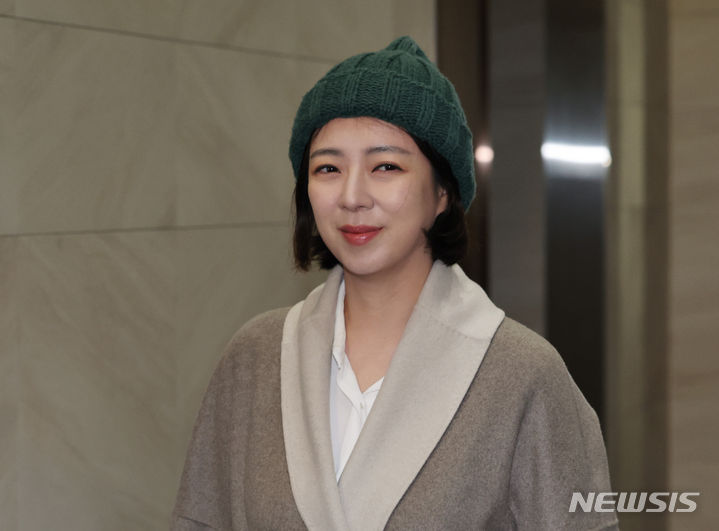 [서울=뉴시스]최진석 기자 =배현진 국민의힘 의원을 돌로 여러 차례 내려친 중학생이 불구속 기소됐다. 사진은 배 의원이 지난 2월2일 서울 송파구 송파책박물관에서 열린 국민의힘 송파을 당원 가족과 함께하는 2024 설날맞이 희망콘서트에 참석하는 모습. 2024.02.02. myjs@newsis.com