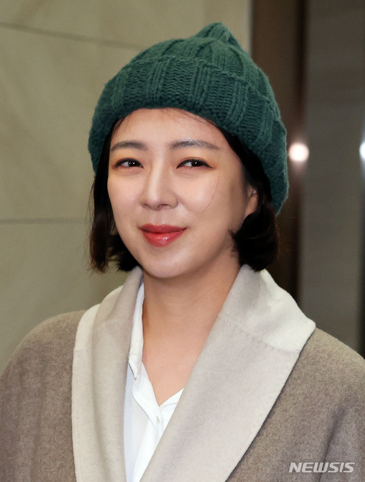 [서울=뉴시스]최진석 기자 = 배현진 국민의힘 의원을 돌로 여러 차례 내려친 혐의로 기소된 중학생이 첫 재판에서 혐의를 모두 인정했다. 사진은 배 의원이 지난 2월 서울 송파구 송파책박물관에서 열린 국민의힘 송파을 당원 가족과 함께하는 2024 설날맞이 희망콘서트에 참석하고 있는 모습. 2024.02.02. myjs@newsis.com