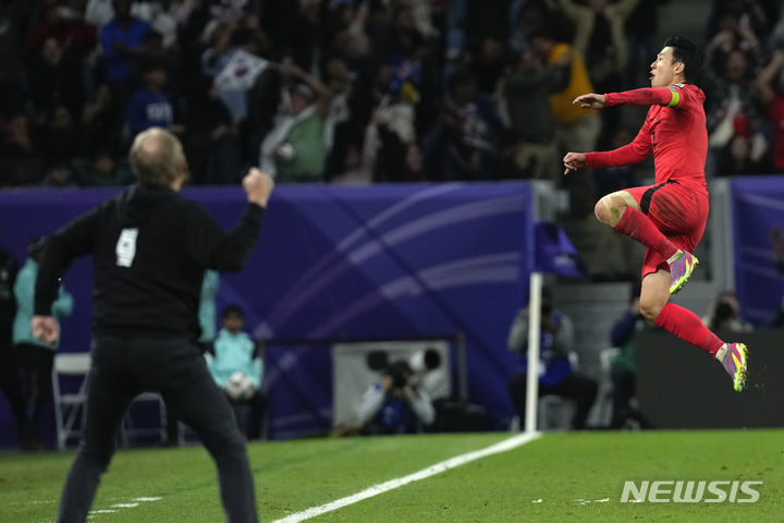 [알와크라=AP/뉴시스] 손흥민이 2일(현지시각) 카타르 알와크라의 알자누브 스타디움에서 열린 2023 아시아축구연맹(AFC) 아시안컵 8강전 호주와의 경기 연장 전반 14분 프리킥으로 역전 골을 넣은 후 환호하고 있다. 한국이 2-1로 힘겹게 승리하고 4강에 올라 요르단과 결승행을 다툰다. 2024.02.03.