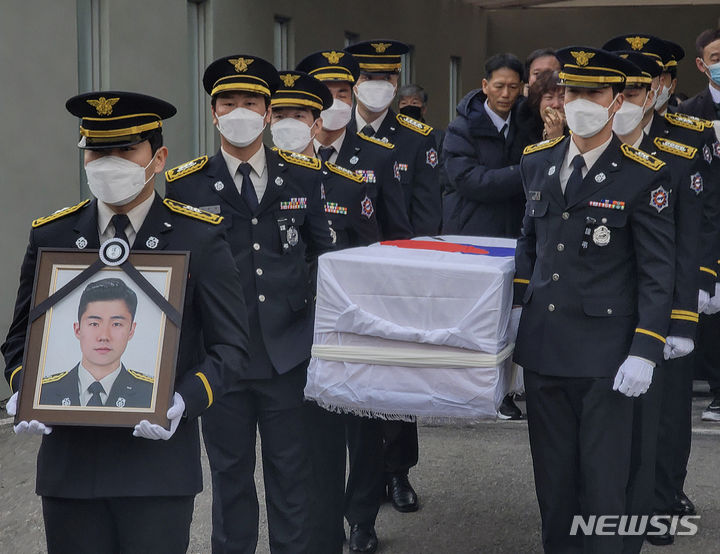 [문경=뉴시스] 이상제 기자 = 3일 오전 경북 문경장례식장에서 육가공업체 화재 사고로 고립돼 순직한 문경소방서 119구조구급센터 소속 故 김수광(27) 소방장과 박수훈(35) 소방교의 발인식이 진행되고 있다. 2024.02.03. king@newsis.com