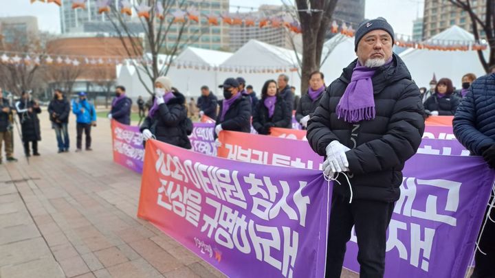 [서울=뉴시스] 이태원 참사 유가족들이 독립적 조사기구 설치를 골자로 한 이태원 참사 특별법에 대해 거부권을 행사한 윤석열 대통령과 대안으로 종합 지원책을 꺼내든 정부를 비판하며 거리로 나섰다. (사진=이태원 유가족협의회 제공) 2024.02.03. photo@newsis.com *재판매 및 DB 금지 *재판매 및 DB 금지