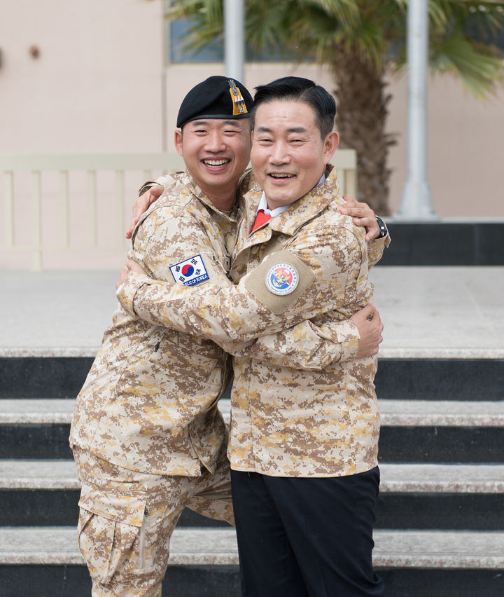 [서울=뉴시스] 신원식 국방부 장관이 3일 오전(현지시각) 아랍에미리트연합국(UAE) 군사훈련협력단(아크부대)을 방문, 장병들 전원과 개인별 기념촬영을 하며 특별한 추억을 쌓았다. (사진=국방부 제공) 2024.02.03. photo@newsis.com *재판매 및 DB 금지