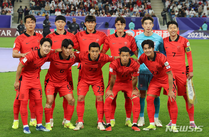 [알와크라(카타르)=뉴시스] 김근수 기자 = 대한민국 축구대표팀 선수들이 2일(현지시간) 카타르 알와크라 알자누브 스타디움에서 열린 2023 AFC 카타르 아시안컵 8강전 호주 대 대한민국의 경기 시작 전 팀포토를 찍고 있다. 2024.02.03. ks@newsis.com