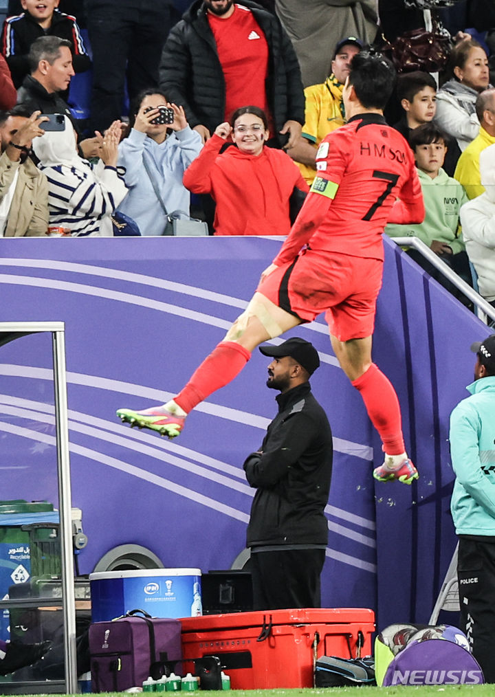 [알와크라(카타르)=뉴시스] 김근수 기자 = 2일(현지시간) 카타르 알와크라 알자누브 스타디움에서 열린 2023 AFC 카타르 아시안컵 8강전 호주 대 대한민국의 경기에서 연장 전반 대한민국 손흥민이 프리킥 역전골을 넣고 기뻐하고 있다. 2024.02.03. ks@newsis.com