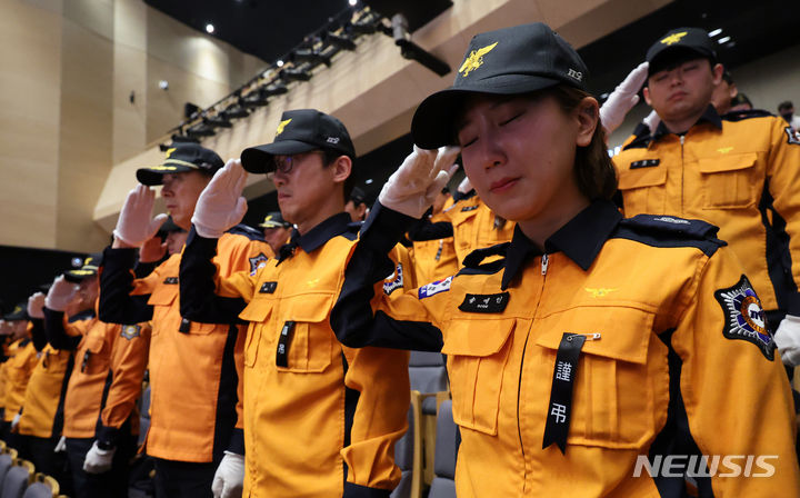 [안동=뉴시스] 이무열 기자 = 3일 오전 경북도청 동락관에서 엄수된 고 김수광(27) 소방장과 박수훈(35) 소방교의 영결식에서 동료 소방관들이 경례를 하고 있다. 2024.02.03. lmy@newsis.com