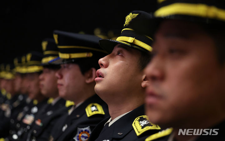 [안동=뉴시스] 이무열 기자 = 3일 오전 경북도청 동락관에서 엄수된 고 김수광(27) 소방장과 박수훈(35) 소방교의 영결식 거행되고 있다. 2024.02.03. lmy@newsis.com