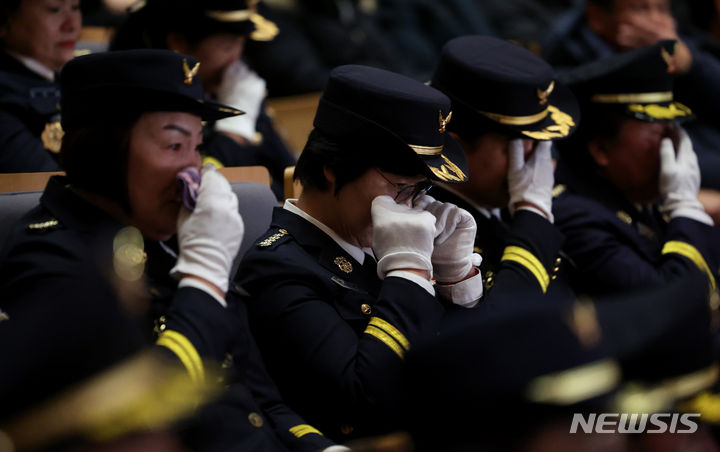 [안동=뉴시스] 이무열 기자 = 3일 오전 경북도청 동락관에서 엄수된 고 김수광(27) 소방장과 박수훈(35) 소방교의 영결식에서 동료 소방관들이 눈물을 닦고 있다. 2024.02.03. lmy@newsis.com