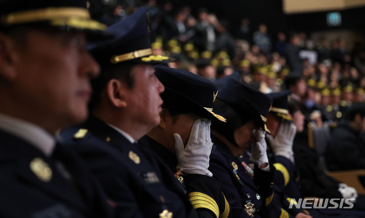 [안동=뉴시스] 이무열 기자 = 3일 오전 경북도청 동락관에서 엄수된 고 김수광(27) 소방장과 박수훈(35) 소방교의 영결식에서 동료 소방관들이 눈물을 닦고 있다. 2024.02.03. lmy@newsis.com