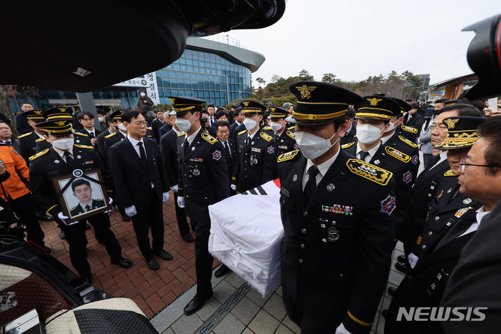 [안동=뉴시스] 이무열 기자 = 3일 오전 경북도청 동락관에서 엄수된 고 김수광(27) 소방장과 박수훈(35) 소방교의 영결식에서 동료 소방관들이 마지막 길을 배웅하고 있다. 2024.02.03. lmy@newsis.com