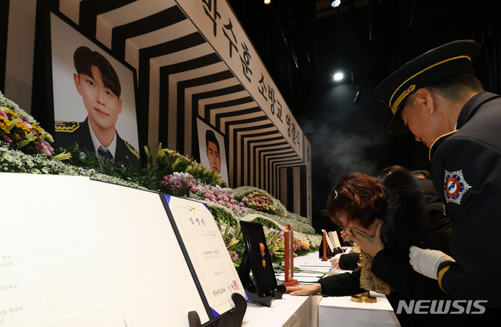 [안동=뉴시스] 이무열 기자 = 3일 오전 경북도청 동락관에서 엄수된 고 김수광(27) 소방장과 박수훈(35) 소방교의 영결식에서 유가족들이 헌화를 하고 있다. 2024.02.03. lmy@newsis.com