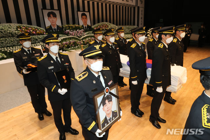 [안동=뉴시스] 이무열 기자 = 3일 오전 경북도청 동락관에서 엄수된 고 김수광(27) 소방장과 박수훈(35) 소방교의 영결식 거행되고 있다. 2024.02.03. lmy@newsis.com