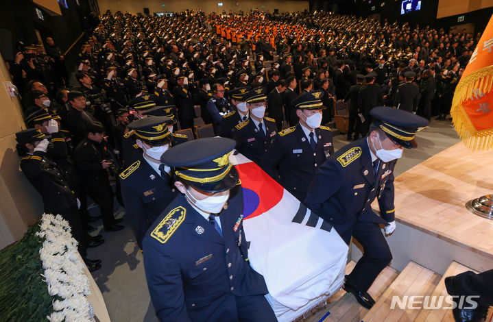 [안동=뉴시스] 이무열 기자 = 3일 오전 경북도청 동락관에서 엄수된 고 김수광(27) 소방장과 박수훈(35) 소방교의 영결식 거행되고 있다. 2024.02.03. lmy@newsis.com