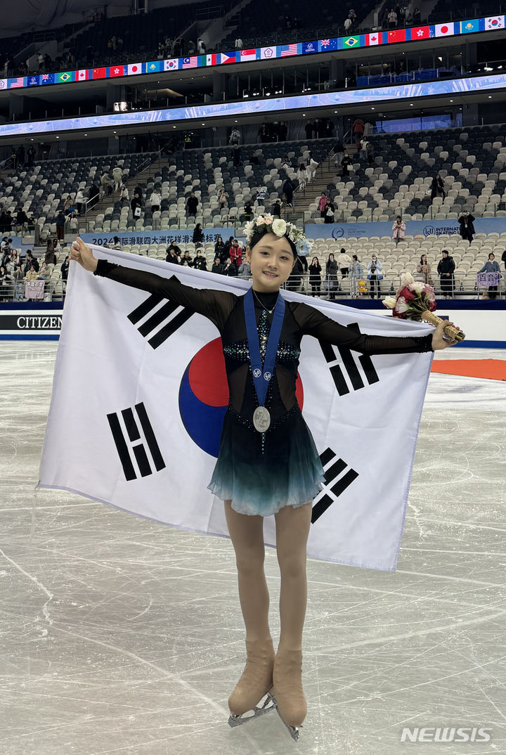 [서울=뉴시스] 김진아 기자 = 2일 중국 상하이에서 열린 2024 ISU 피겨 사대륙선수권대회 여자 싱글 종목에서 은메달을 획득한 김채연이 포즈를 취하고 있다. 김채연은 여자 싱글 프리 스케이팅에서 기술점수(TES) 69.73점, 예술점수(PCS) 66.18점, 감점 1.00점으로 합계 134.91점을 획득했다. 쇼트 프로그램에서의 69.77점을 합산해 최종총점 204.68점을 획득한 김채연은 일본의 치바 모네(214.98점)에 이어 출전선수 24명 중 2위를 차지하며 은메달을 목에 걸었다. (사진=대한빙상경기연맹) 2024.02.03. bluesoda@newsis.com *재판매 및 DB 금지