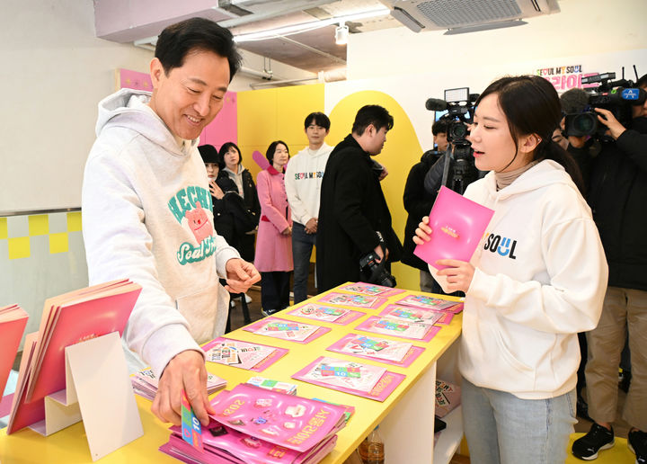 [서울=뉴시스] 김진아 기자 = 오세훈 서울시장이 3일 서울 성동구 서울 굿즈(기념품) 팝업스토어'에서 모자를 착용해 보고 있다. (사진=서울시 제공) 2024.02.03. photo@newsis.com *재판매 및 DB 금지