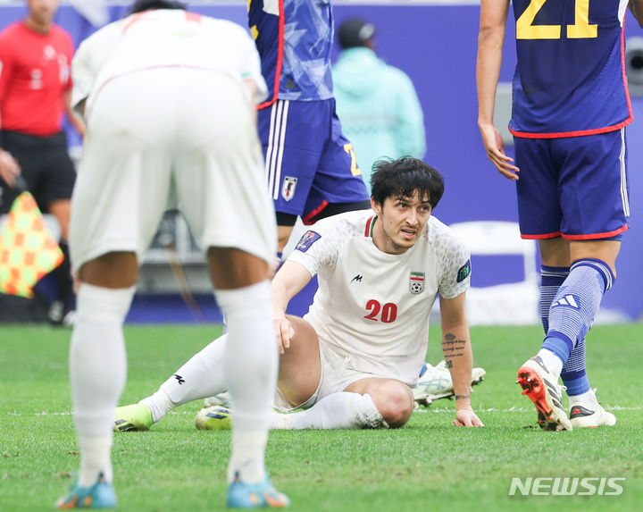 [알라이얀(카타르)=뉴시스] 김근수 기자 = 3일(현지시간) 카타르 알라이얀 에듀케이션 시티 스타디움에서 열린 아시아축구연맹(AFC) 2023 카타르 아시안컵 8강전 이란 대 일본의 경기 전반 이란 아즈문이 헤딩슛에 실패하자 아쉬워하고 있다. 2024.02.03. ks@newsis.com
