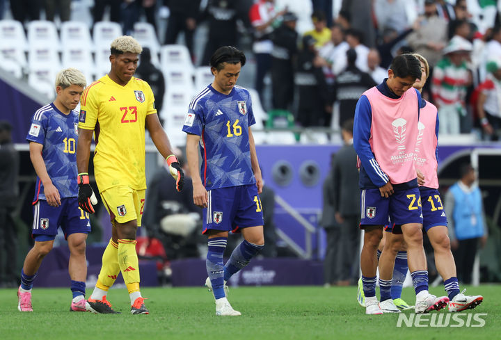 [알라이얀(카타르)=뉴시스] 김근수 기자 = 3일(현지시간) 카타르 알라이얀 에듀케이션 시티 스타디움에서 열린 아시아축구연맹(AFC) 2023 카타르 아시안컵 8강전 이란 대 일본의 경기 이란이 2:1로 역전승을 거뒀다. 일본 축구 국가대표팀선수들이 아쉬워하고 있다. 2024.02.03. ks@newsis.com