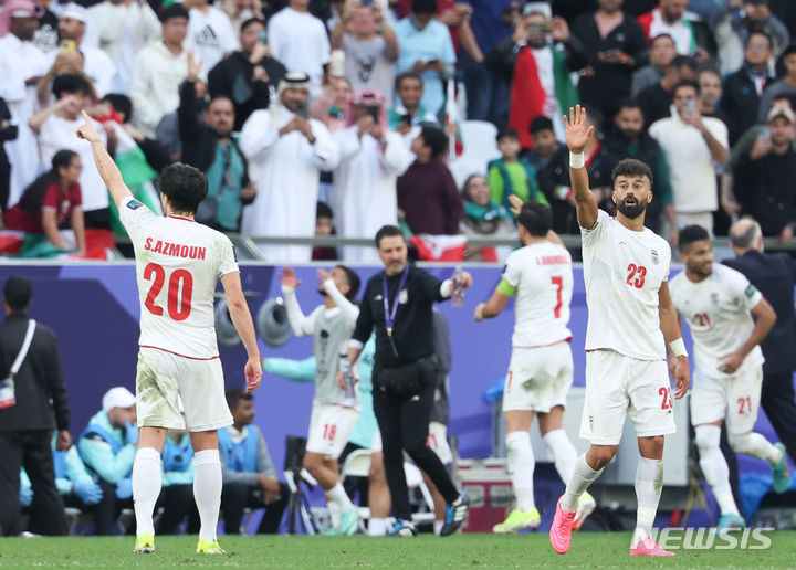 [알라이얀(카타르)=뉴시스] 김근수 기자 = 3일(현지시간) 카타르 알라이얀 에듀케이션 시티 스타디움에서 열린 아시아축구연맹(AFC) 2023 카타르 아시안컵 8강전 이란 대 일본의 경기 후반 추가시간, 이란 자한바크시가 성공시키자 이란 축구대표팀 선수들이 기뻐하고 있다. 2024.02.03. ks@newsis.com
