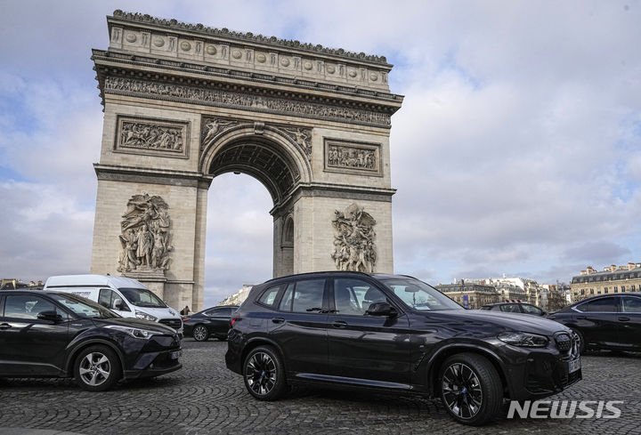 파리 개선문서 경찰에 흉기 휘두른 40대 괴한 사살