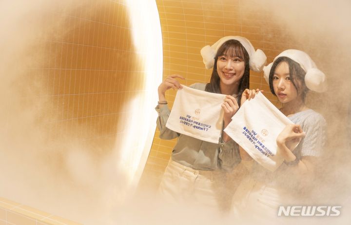 [서울=뉴시스]SK텔레콤이 청년세대의 도파민 중독 탈피를 위해 서울 홍대 소재 ICT 복합 문화공간인 T팩토리에서 독특한 체험형 전시를 3월31일까지 진행한다. 사진은 SK텔레콤 홍보모델이 T팩토리에서 '도파민 디톡스'를 체험하는 모습. (사진=SK텔레콤 제공)