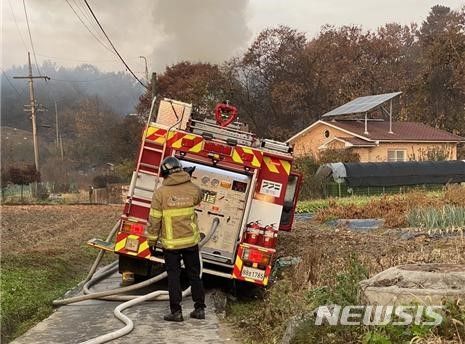 [고양=뉴시스] 지난 2021년 11월 경기 고양시 덕양구 원신동의 한 비닐하우스 야적장 화재로 신고를 받고 출동하던 소방차가 도로 한쪽에 빠지는 사고가 발생했다. (사진=고양시의회 제공)