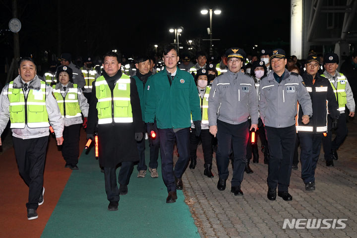 [안산=뉴시스] 이민근 안산시장을 비롯해 안산지역 민·관·경이 설을 맞아 야간합동순찰 벌이고 있다.(사진=안산시 제공)2024.02.04.photo@newsis.com