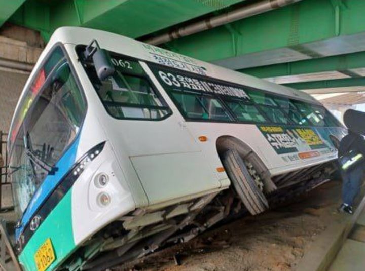 [시흥=뉴시스] 시흥 배곧동 교차로 시내버스 전도 사고(사진=경기도소방재난본부 제공) 2024.92.04. photo@newsis.com *재판매 및 DB 금지