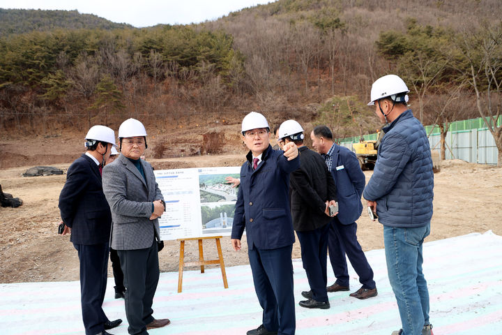 [의령=뉴시스]오태완 의령군수, 추모 예정지 현장 방문. 2024.02.04.(사진=의령군 제공) photo@newsis.com *재판매 및 DB 금지