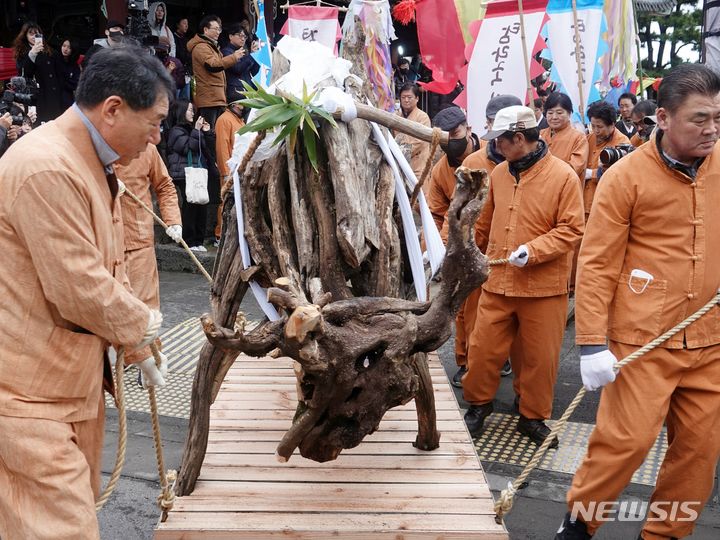[제주=뉴시스] 제주시 제주목 관아에서 열린 '2024 갑진년 탐라국 입춘굿'에서 올 한해 무사 안녕과 풍요를 기원하는 '낭쉐(나무소) 몰이'가 열리고 있다. (사진=뉴시스DB) photo@newsiscom