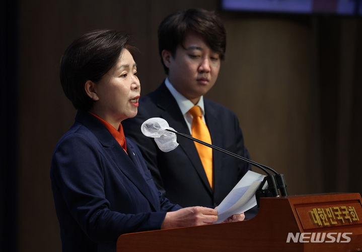[서울=뉴시스] 추상철 기자 = 양향자 개혁신당 원내대표가 4일 오전 서울 여의도 국회에서 이준석 당 대표와 함께 개혁신당 릴레이 정책 발표를 하고 있다. 2024.02.04. scchoo@newsis.com