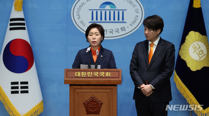 [서울=뉴시스] 추상철 기자 = 양향자 개혁신당 원내대표가 4일 오전 서울 여의도 국회에서 이준석 당 대표와 함께 개혁신당 릴레이 정책 발표를 하고 있다. 2024.02.04. scchoo@newsis.com